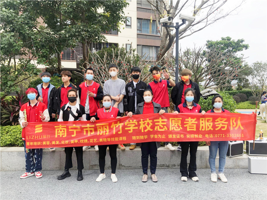 南寧美發(fā)學校小區(qū)理發(fā)，積極發(fā)揚“雷鋒精神”