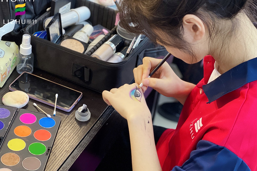 為什么要在手上練習(xí)化妝？南寧化妝知識問答