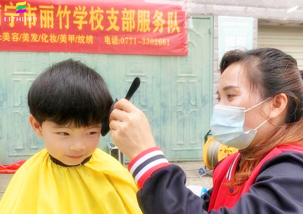 南寧麗竹學校公益理發(fā)，爭當群眾身邊的“活雷鋒”