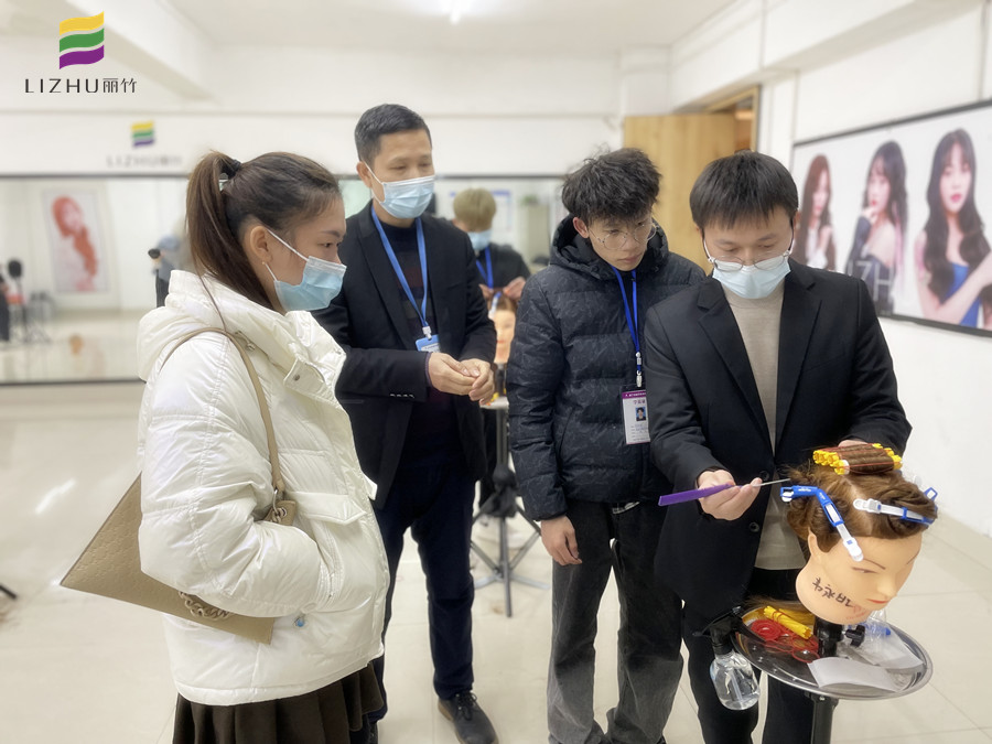  南寧教燙發(fā)：燙發(fā)時(shí)如何判斷發(fā)質(zhì)狀況？