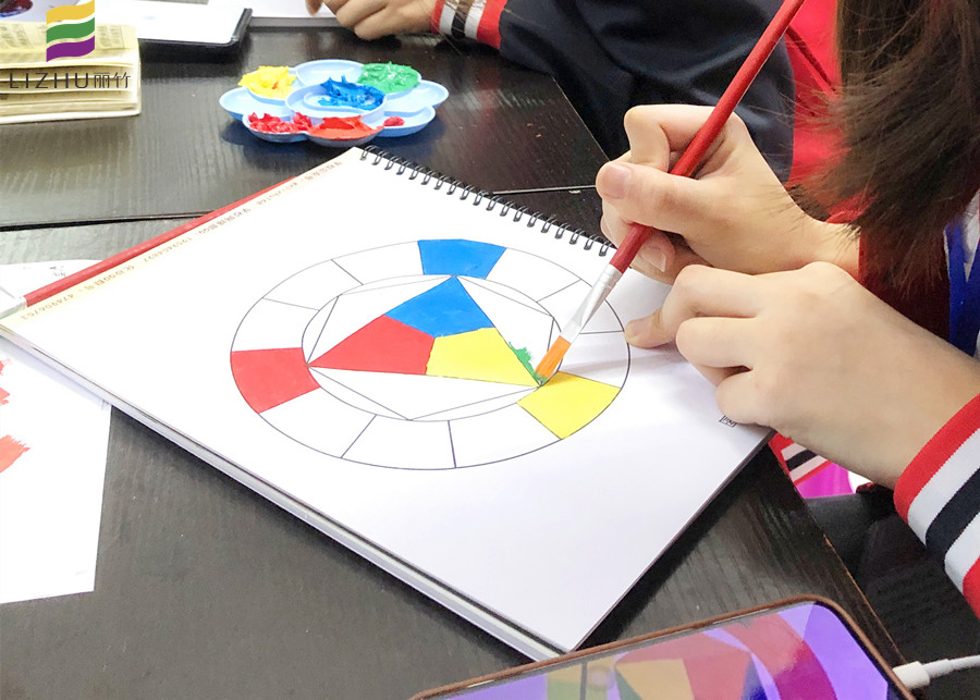 十二色環(huán)有哪些顏色？廣西化妝職業(yè)培訓(xùn)學(xué)校