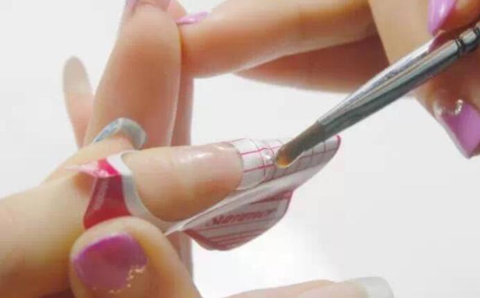 美甲延長(zhǎng)膠怎么卸？南寧美甲理論知識(shí)必學(xué)課程