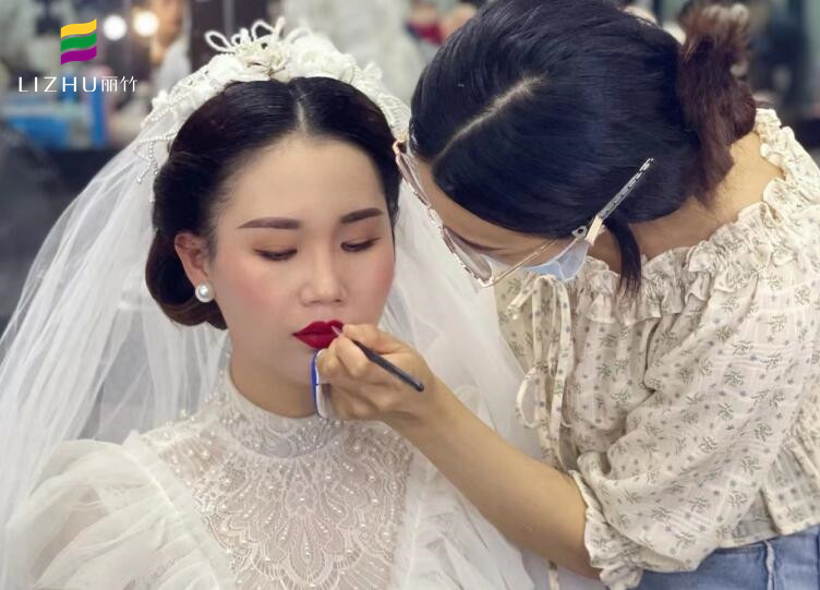 輕復(fù)古新娘造型 ，優(yōu)雅就是如此簡單