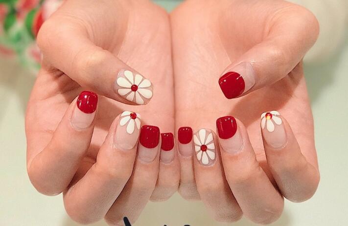 單色小雛菊美甲，簡約卻不簡單