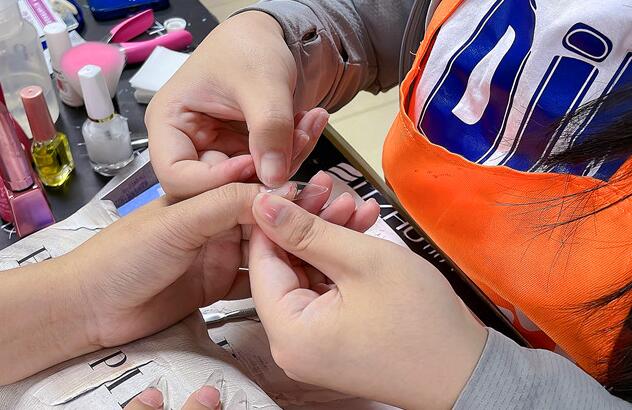 廣西哪里教美甲基礎(chǔ)？全貼甲片怎么貼？