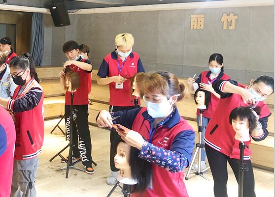 女士剪發(fā)打薄手法，南寧理發(fā)剪發(fā)學(xué)校課程分享