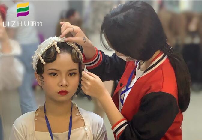 復(fù)古手推波發(fā)型練習(xí)，南寧學(xué)習(xí)盤發(fā)造型課堂實況