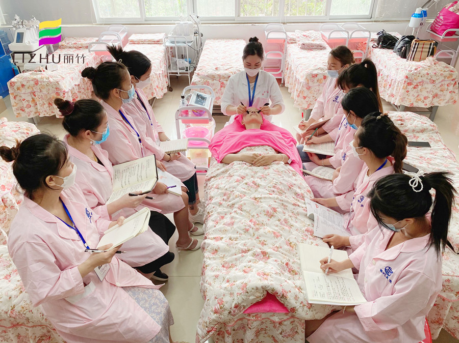 廣西美容理論知識：你為什么要眼部撥筋？