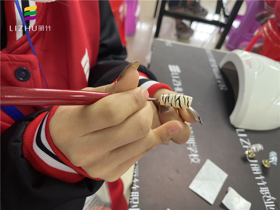 超簡(jiǎn)單斑馬紋美甲教程，南寧專(zhuān)業(yè)美甲培訓(xùn)學(xué)校教你