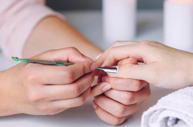 半貼甲片怎么卸？廣西專業(yè)美甲培訓(xùn)機(jī)構(gòu)教你