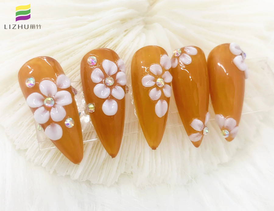 彩繪立體雕花美甲，南寧美甲培訓(xùn)專(zhuān)業(yè)學(xué)校作品