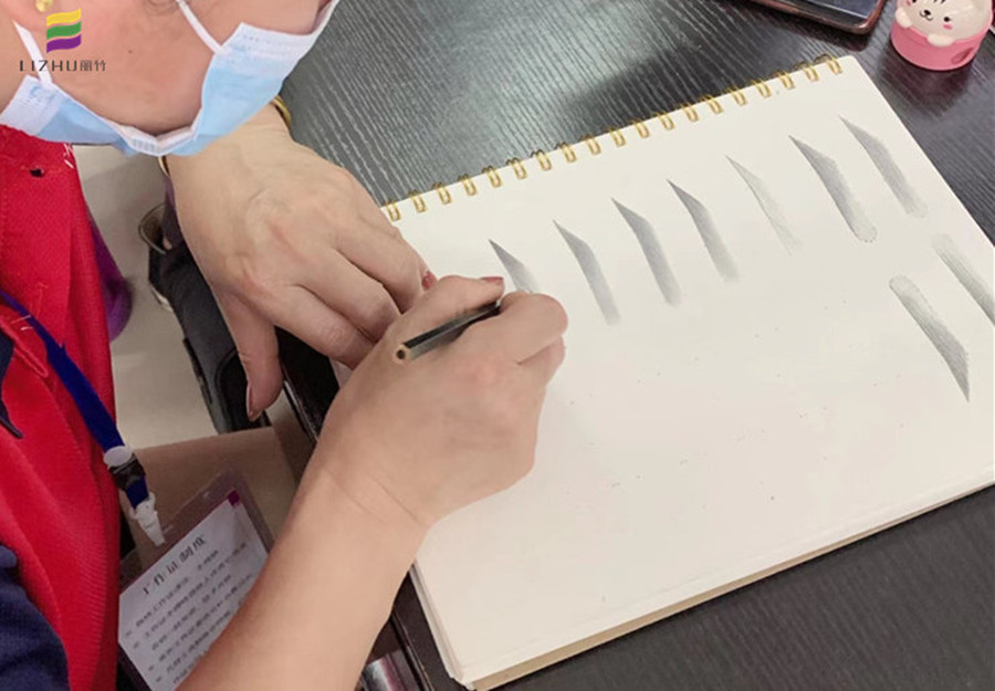 妝紙上快速畫眉技巧，南寧化妝基礎培訓班學員有方法