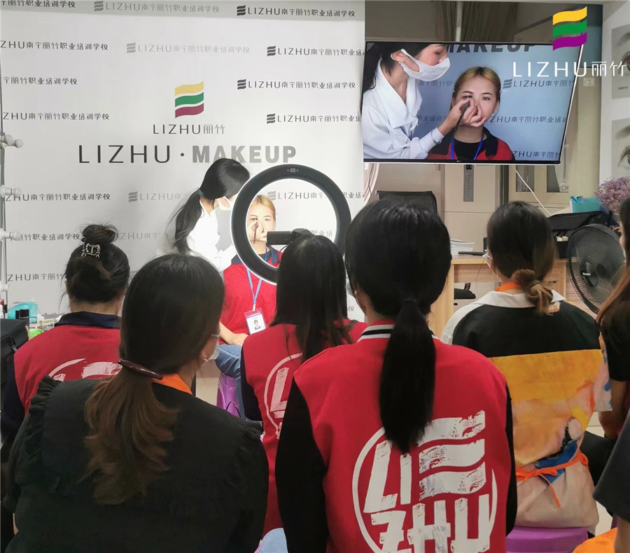 化妝新手畫眉方法，廣西化妝彩妝培訓學校演示手法