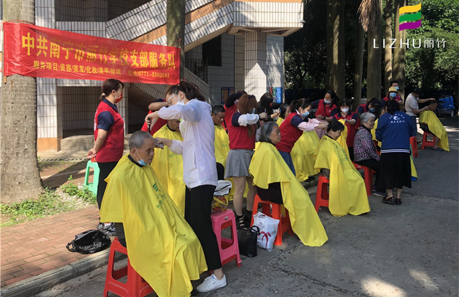 免費理發(fā)進社區(qū)，廣西美發(fā)培訓學校實踐活動