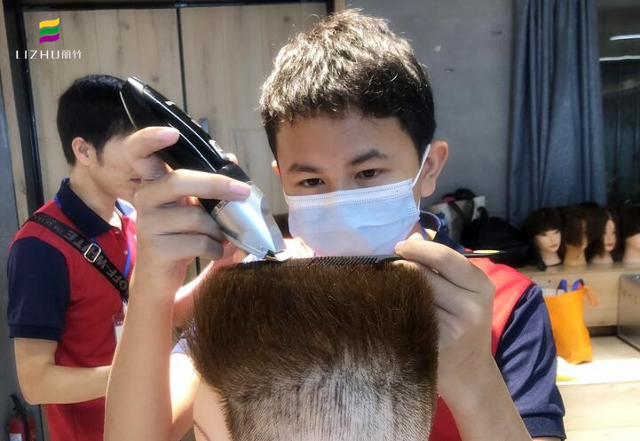 用推剪怎么理平頭？南寧理發(fā)培訓(xùn)學(xué)校實(shí)操演示