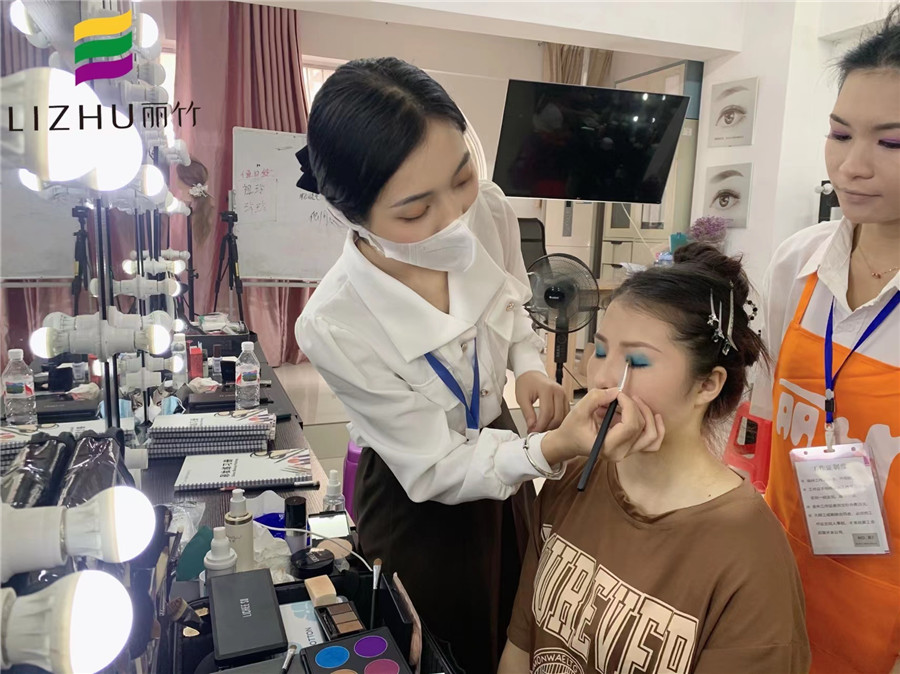 舞臺(tái)妝眼影怎么畫？南寧化妝培訓(xùn)眼妝教程