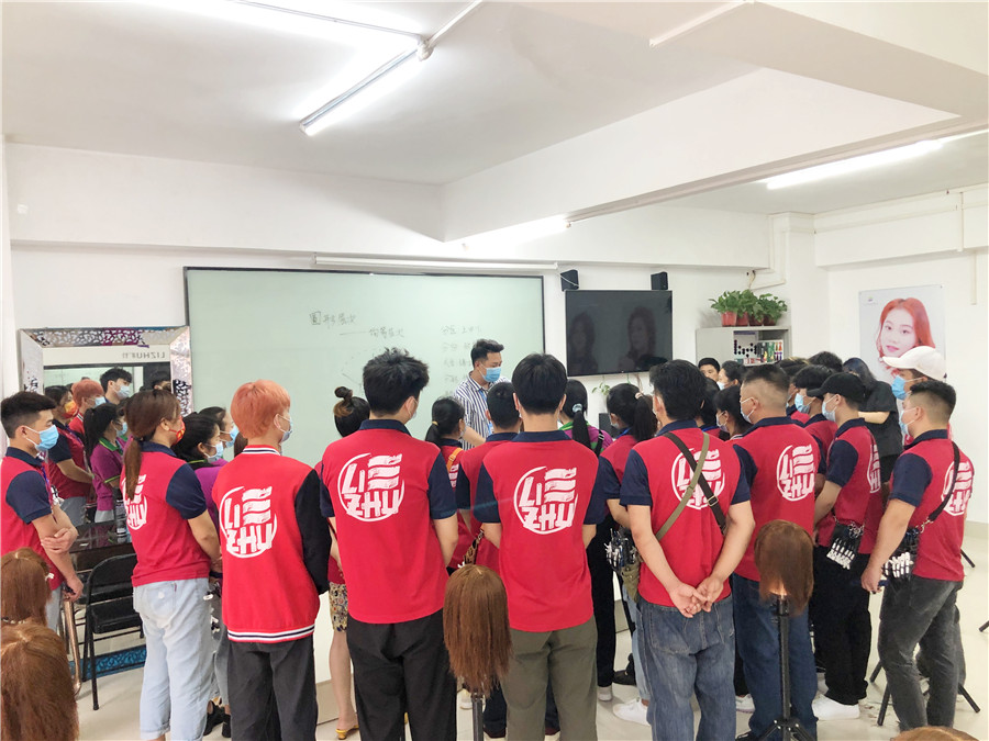 美發(fā)邊緣修剪常用步驟，南寧專業(yè)正規(guī)美發(fā)學(xué)校授課