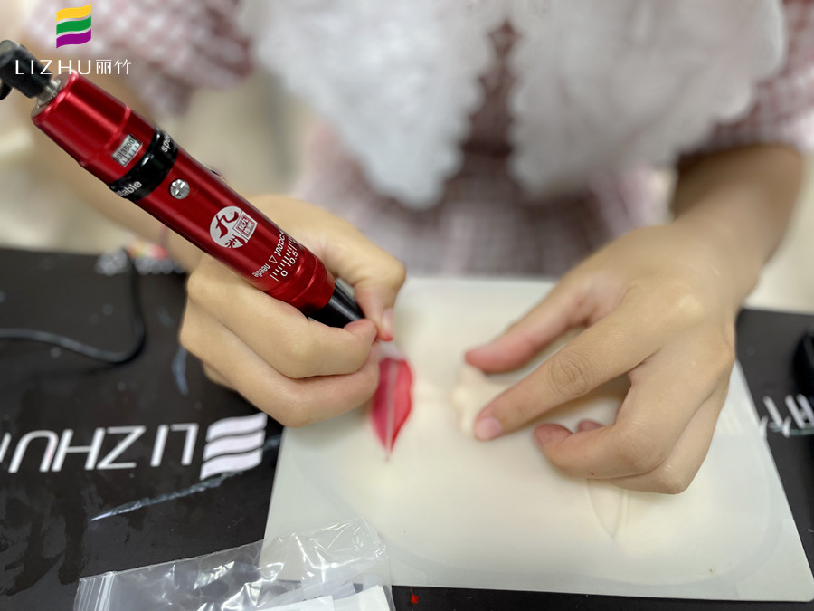 唇形設(shè)計和仿皮紋唇練習 | 廣西正規(guī)專業(yè)紋繡學校