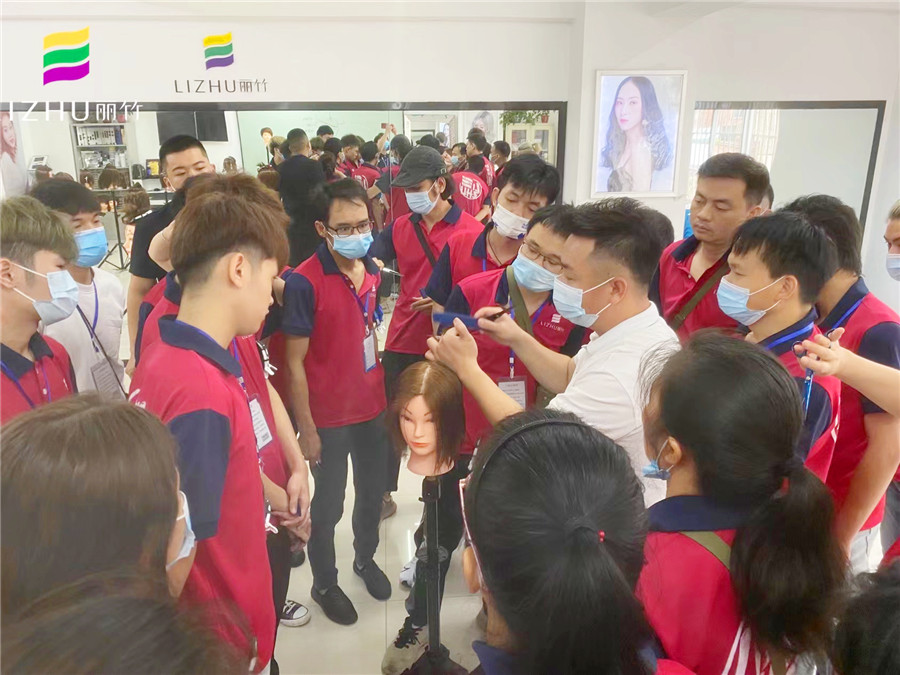 短發(fā)兩側(cè)層次修剪，南寧美發(fā)師職業(yè)培訓學校