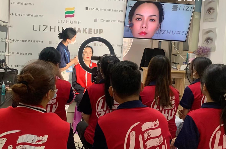 夏季黃色眼影妝妝容，廣西化妝造型培訓機構(gòu)