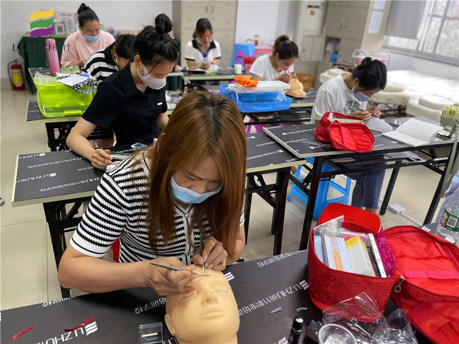 南寧美睫培訓班學員進行真人實操前的練習