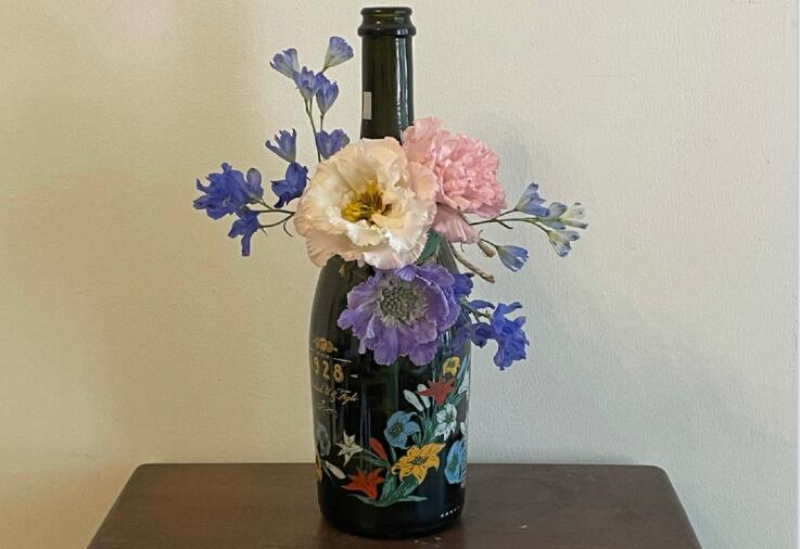 南寧哪里可以學(xué)花藝？先來看看酒瓶插花作品