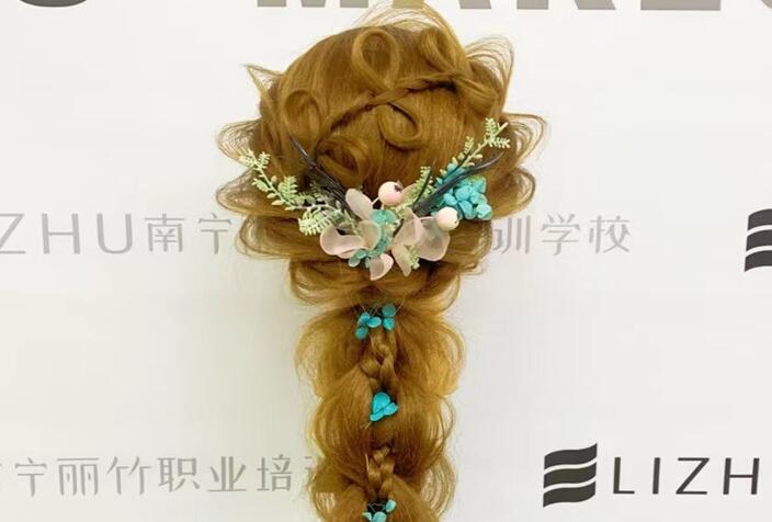 森系編發(fā)造型圖片，南寧編發(fā)培訓(xùn)學(xué)校作品