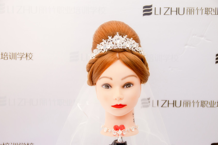 “赫本包”的特點(diǎn)，南寧盤發(fā)培訓(xùn)學(xué)校幫你整理