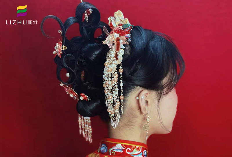 中式秀禾發(fā)型圖片，廣西學(xué)習(xí)化妝盤發(fā)教程