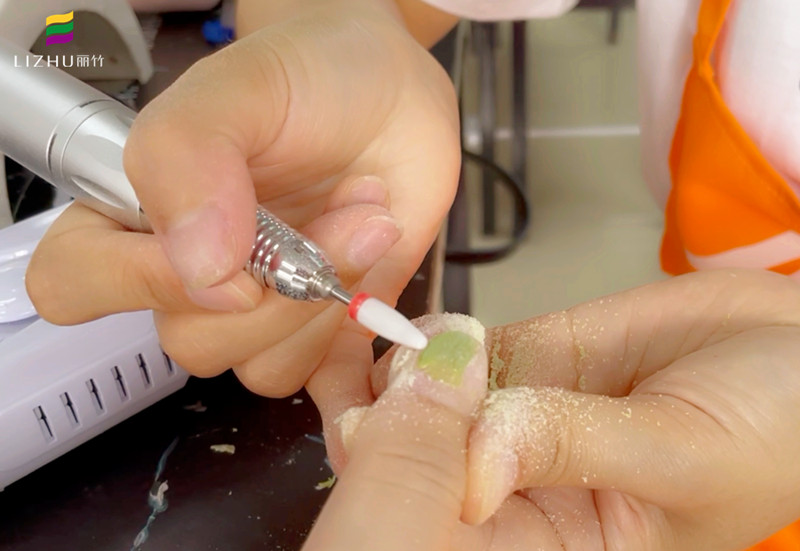 如何使用打磨機(jī)和卸甲包？南寧美甲師培訓(xùn)班教你