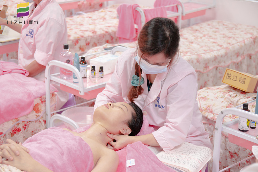 頸部提升美容手法，廣西南寧美容學(xué)校講解課程