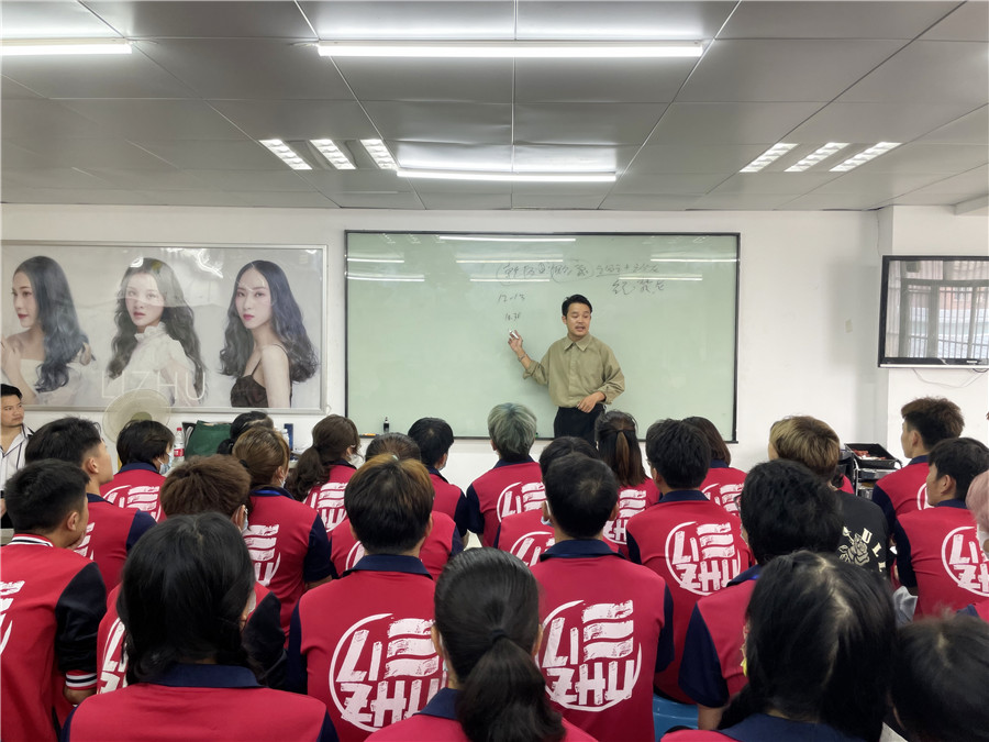 乾健·形象設(shè)計(jì)去南寧培訓(xùn)美發(fā)學(xué)校畢業(yè)宣講