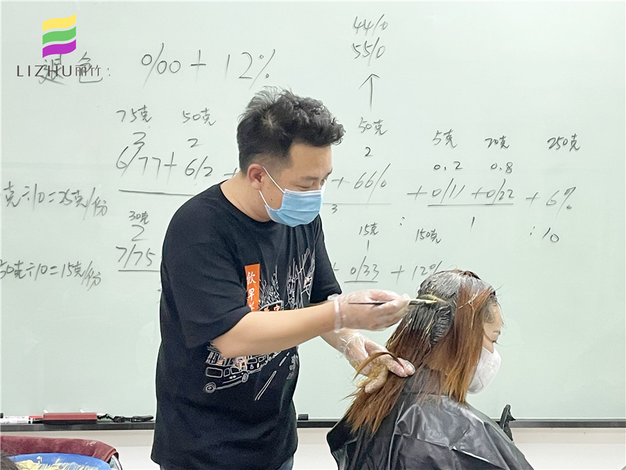 自己染發(fā)的技巧，廣西專業(yè)染發(fā)培訓(xùn)學(xué)校教你