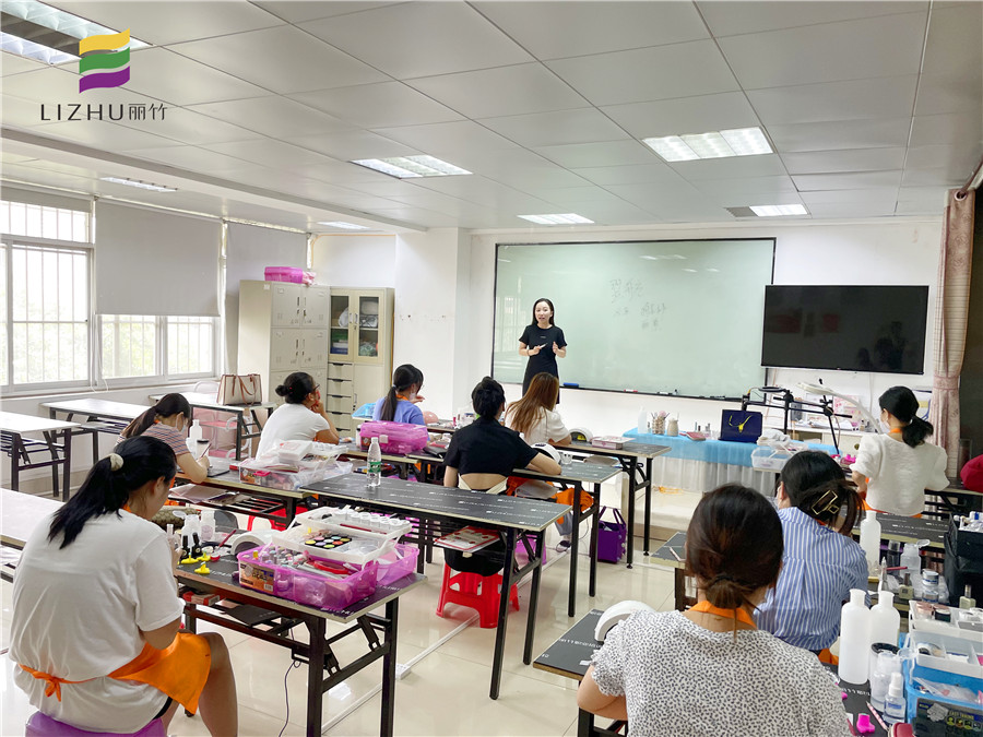 翌航定制美學(xué)連鎖機(jī)構(gòu)專場(chǎng)，南寧美甲培訓(xùn)學(xué)校就業(yè)宣講