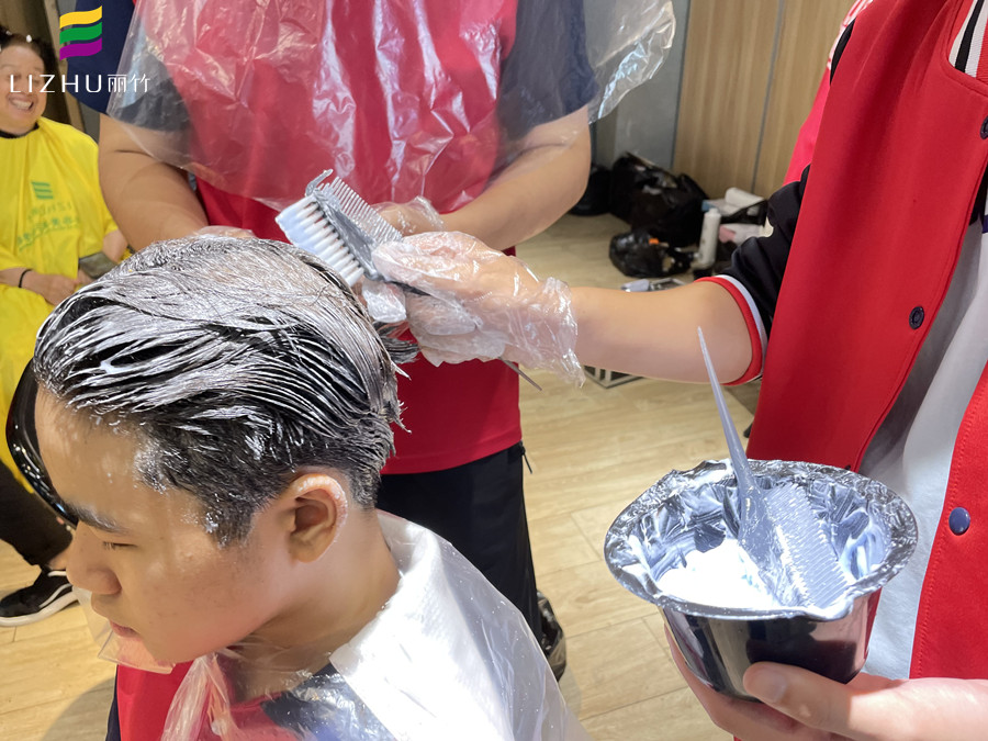 廣西美發(fā)燙染學(xué)校教你在家染發(fā)