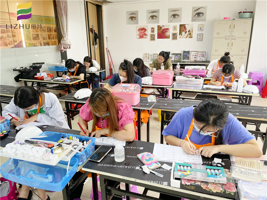 去南寧美甲培訓學校學美甲要會畫畫嗎？