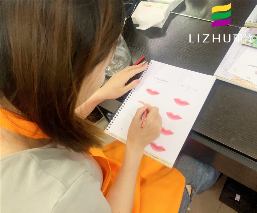 南寧化妝技術(shù)培訓班：化妝紙上畫唇