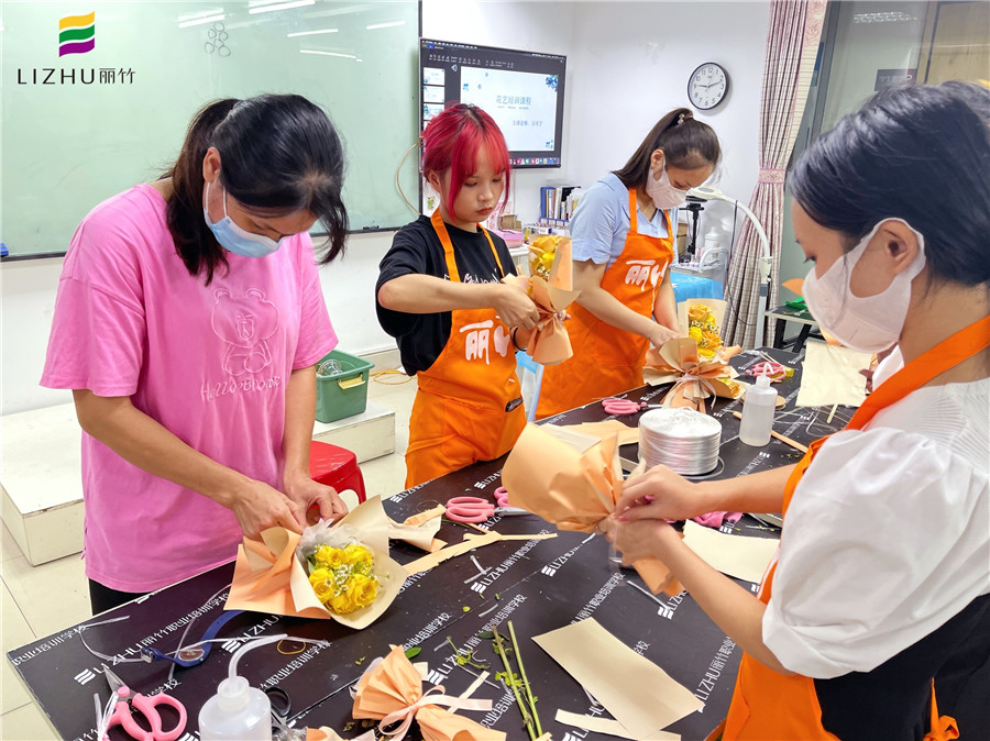 櫥窗禮盒&MINI花束，南寧花藝師培訓(xùn)學(xué)校作品