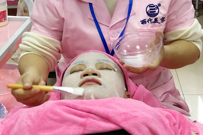 夏日敷水膜的次數(shù)越多越好嗎？南寧美容學(xué)校老師這么說