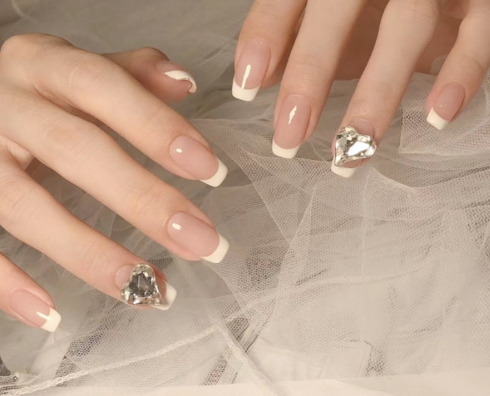 水鉆美甲圖片，南寧時(shí)尚美甲培訓(xùn)分享給你