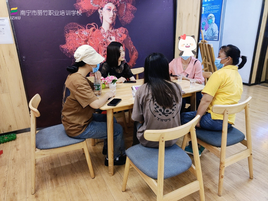 忙！忙！忙！麗竹學(xué)校人氣火爆的招生大廳