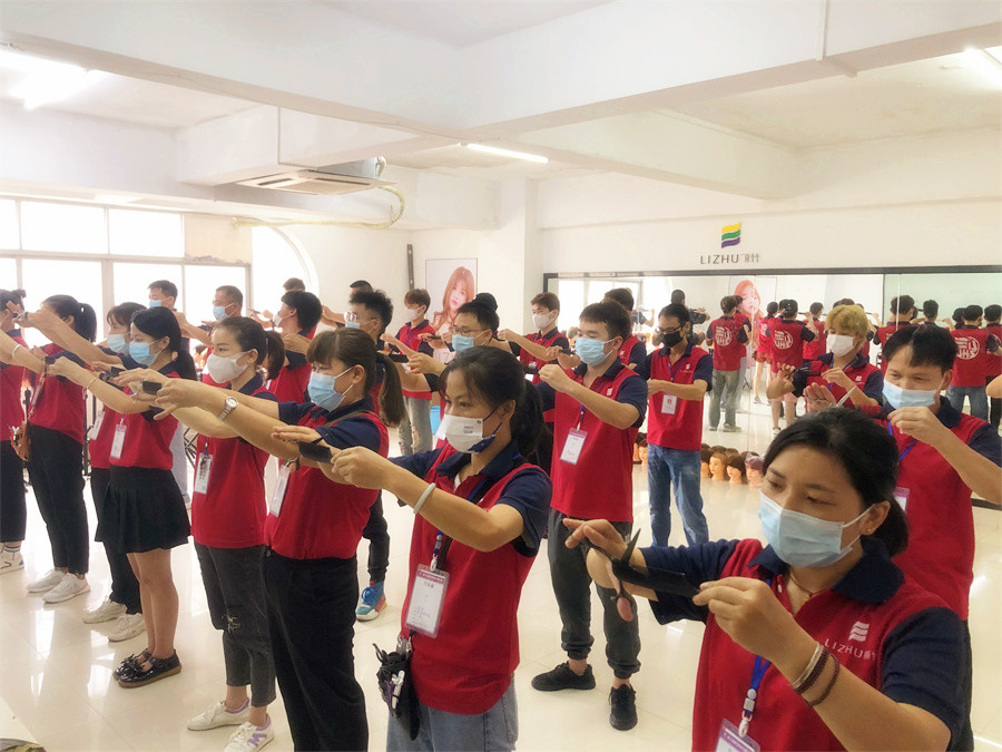 零基礎(chǔ)學(xué)美發(fā)：新手如何練習(xí)用剪刀和梳子？