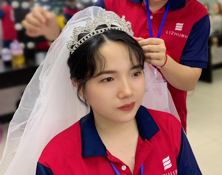 學(xué)化妝盤發(fā)基本手法，到麗竹化妝造型學(xué)校