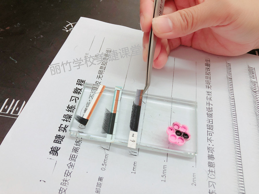 紙上嫁接睫毛，南寧美甲美睫學(xué)校學(xué)員練習(xí)