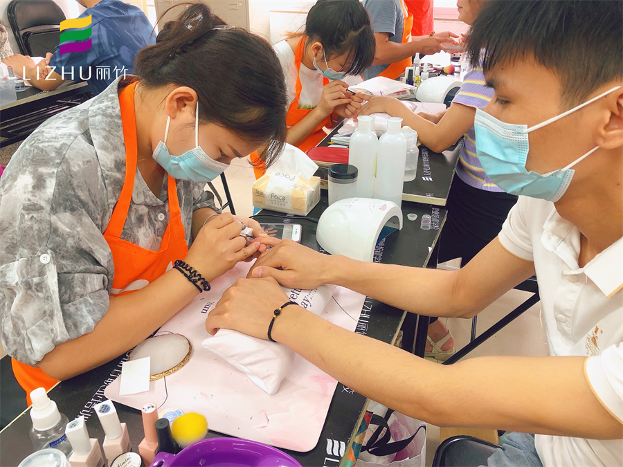 美甲修手有什么項(xiàng)目？南寧市美甲學(xué)校教程