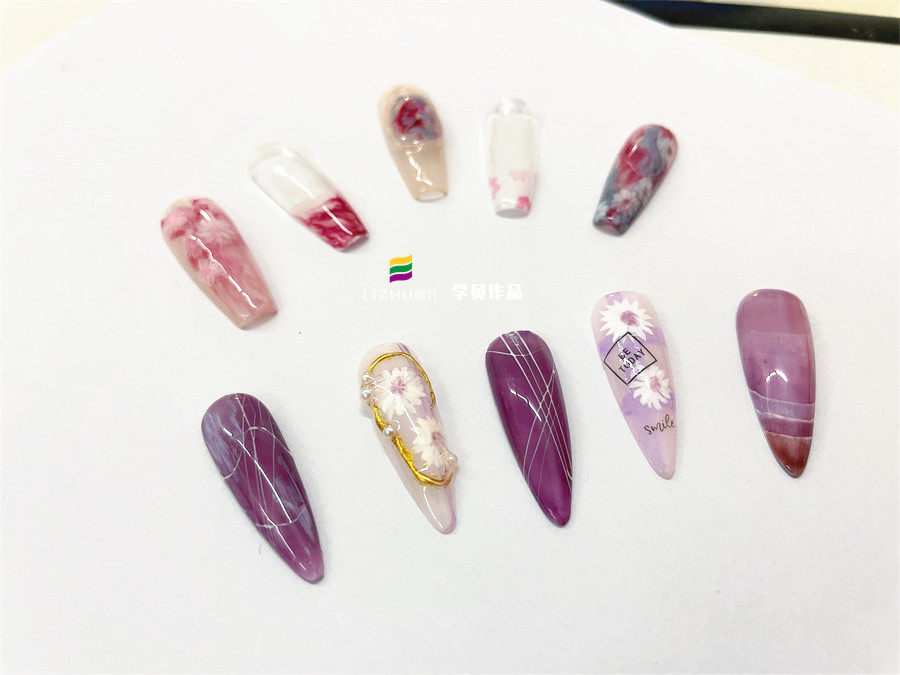 手黑做美甲如何選擇顏色？南寧美甲時(shí)尚培訓(xùn)教你