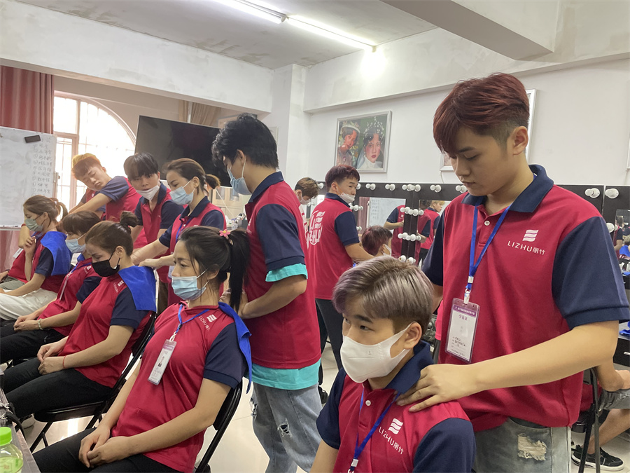 美發(fā)洗護肩頸按摩注意事項 ，廣西美發(fā)學(xué)校培訓(xùn)洗頭