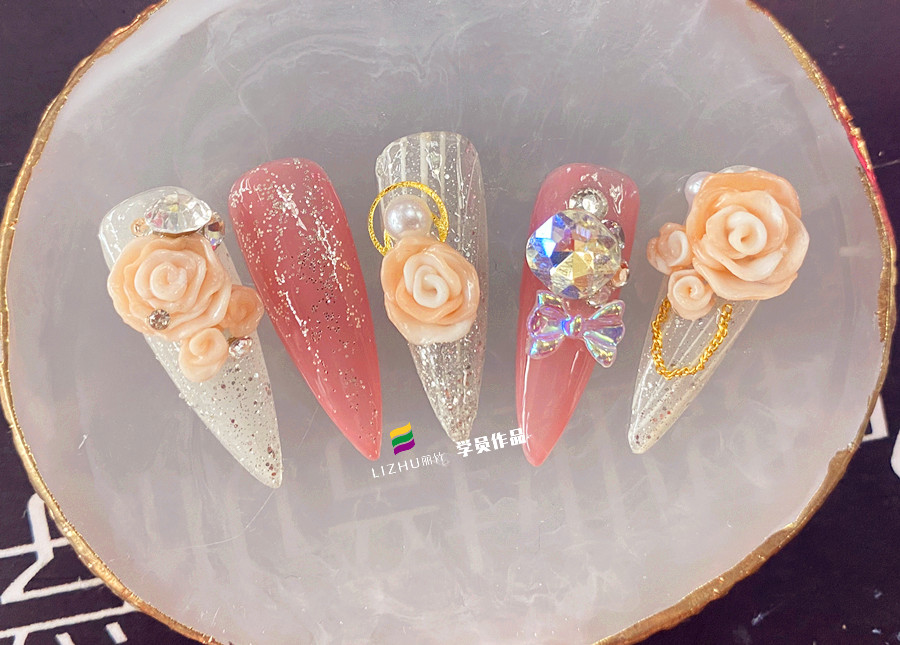 玫瑰雕花美甲作品，告訴你廣西美甲學(xué)校哪家好？