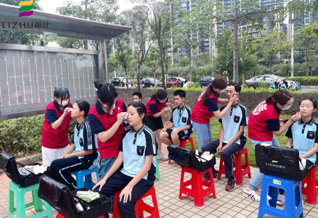 化妝實(shí)踐報(bào)告-麗竹學(xué)?；瘖y專業(yè)為南寧市三中提供化妝服務(wù)