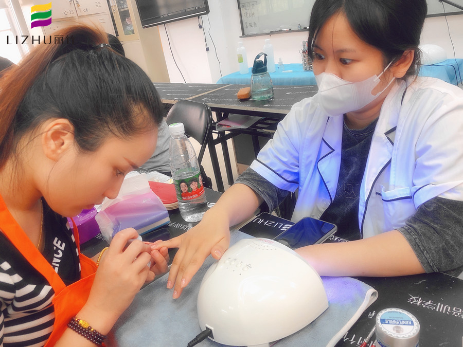 美甲基礎知識內容：指甲油干了怎么辦？